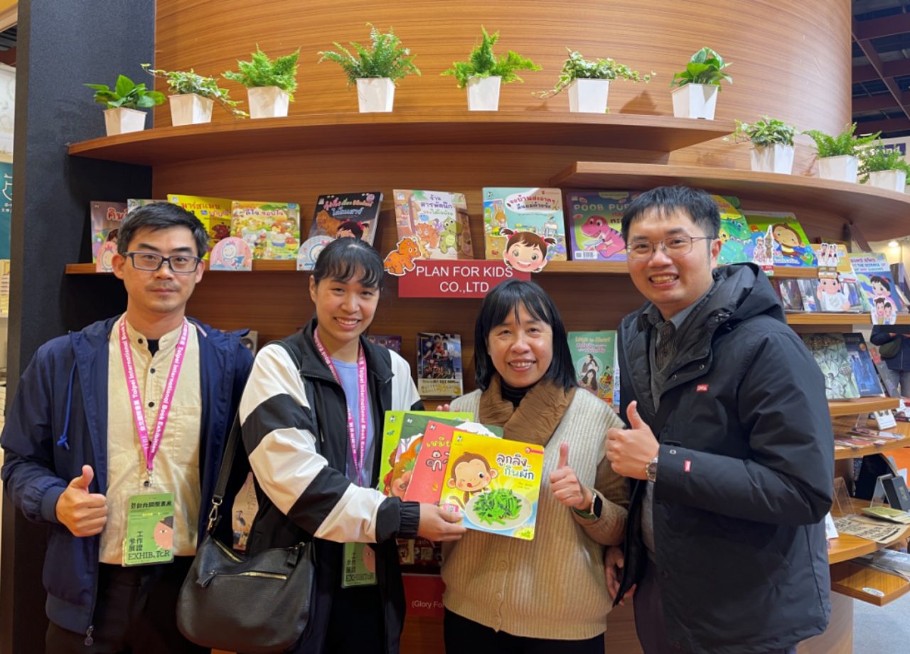 跨國交流推廣泰國魅力! 泰國出版協會主席贈書祝福台中綠美圖 - 墨新聞 MORE News