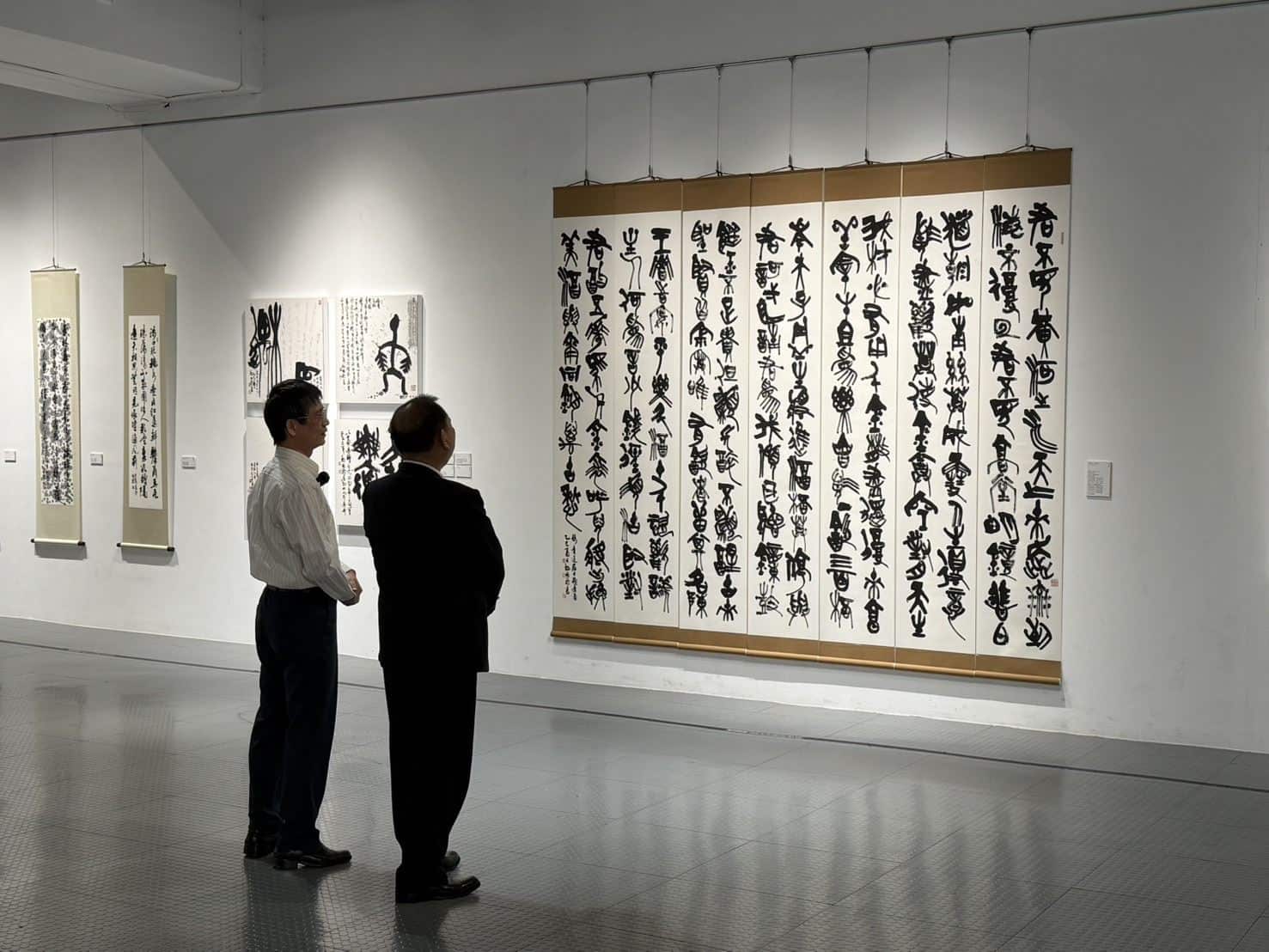 書法薪傳潤筆情誼 陳見賢出席「行歌拾穗」胡國龍書法展