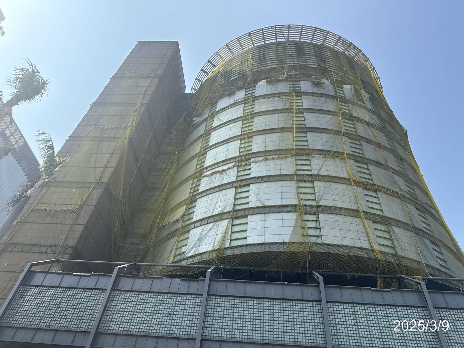 新光三越專櫃及物流人員3/14開放取貨　中市都發局：外牆防護網架設完成將拆除附掛物