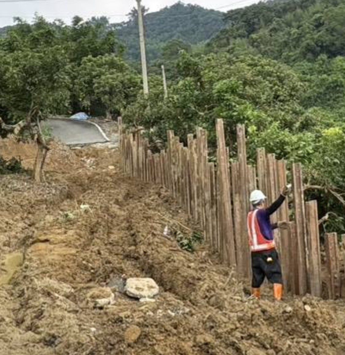 霧峰暗坑巷便道　市府水利局立即調度鋼軌樁進場加速搶通