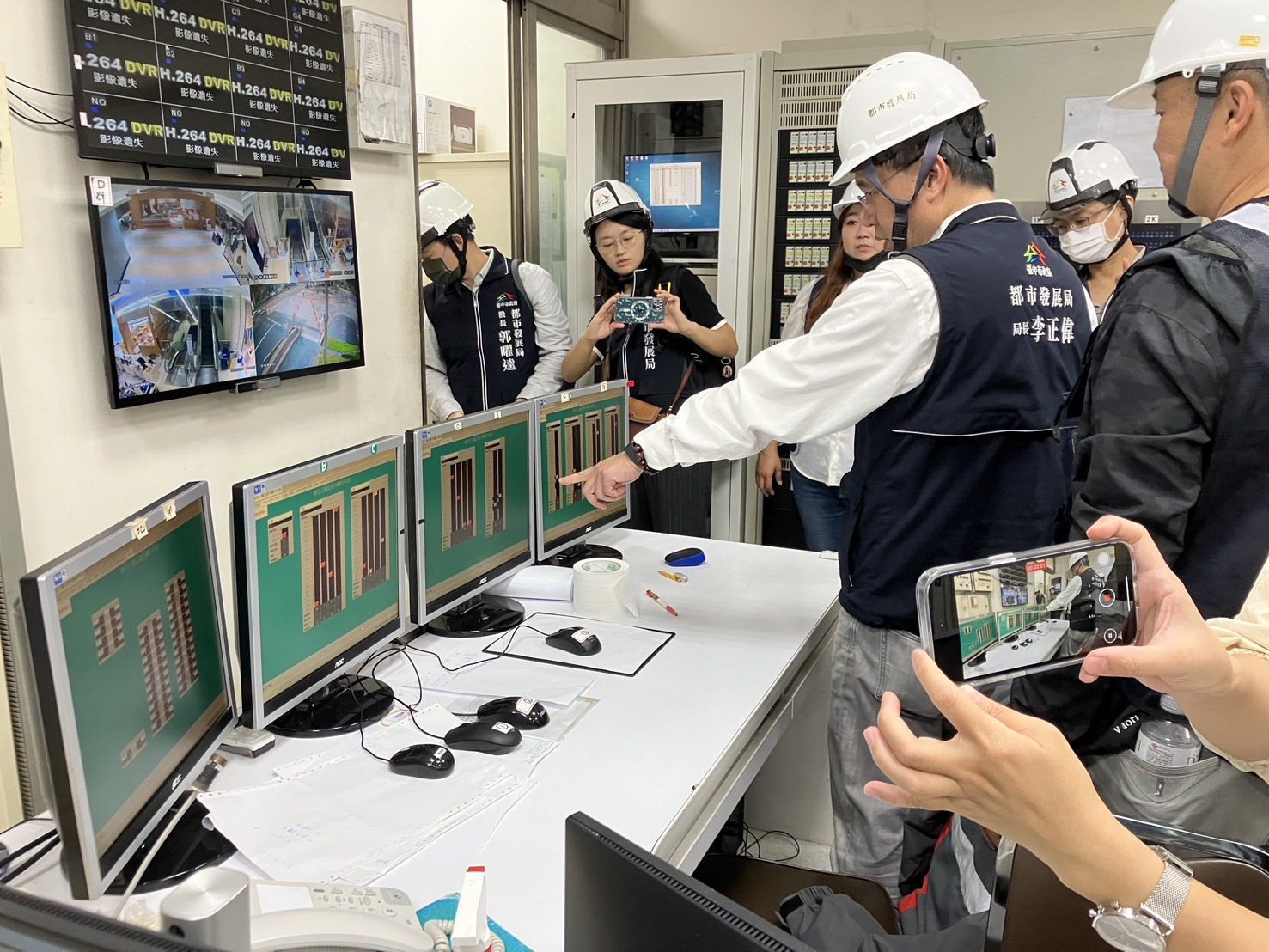 新光三越專櫃及物流人員取貨　中市都發局至現場安全防護視察