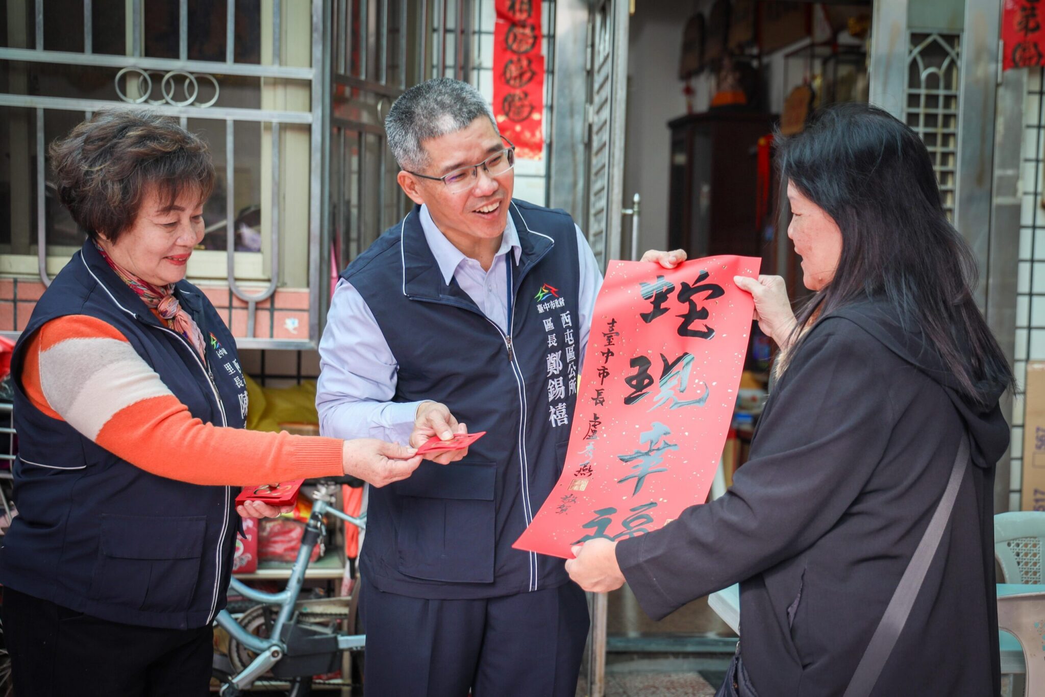 中市里鄰長總動員送幸福到你家！方文山執筆超夯「蛇現幸福」春聯發送百萬家戶 市民迴響熱烈