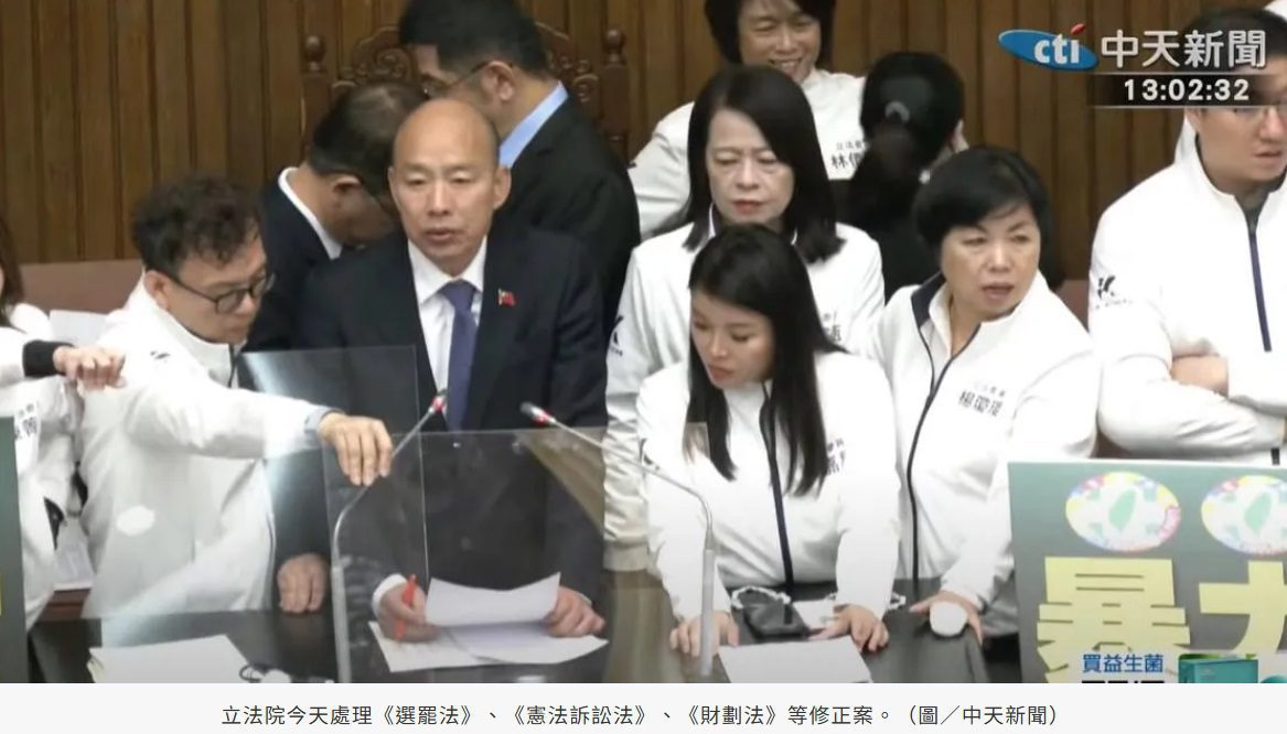 立院《選罷、憲訴、財劃》3大法案全通過　場外青鳥午夜活動結束