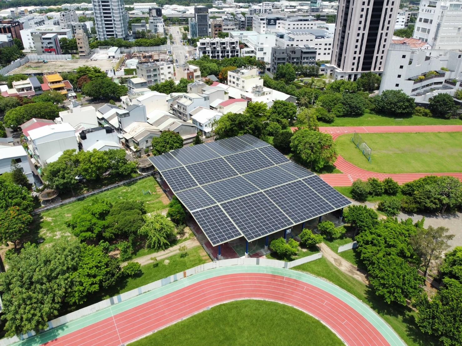 節省6億多元！　中市校園近百座「光電球場」運轉發電 實現政府、學校與企業三贏