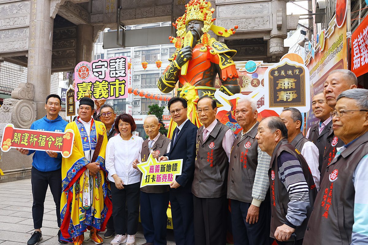 嘉義城隍廟「天衛機神」啟用亮相!黃敏惠寫下「城隍護民、天佑嘉義」心願祈福 嘉義城隍廟「天衛機神」啟用亮相!黃敏惠寫下「城隍護民、天佑嘉義」心願祈福