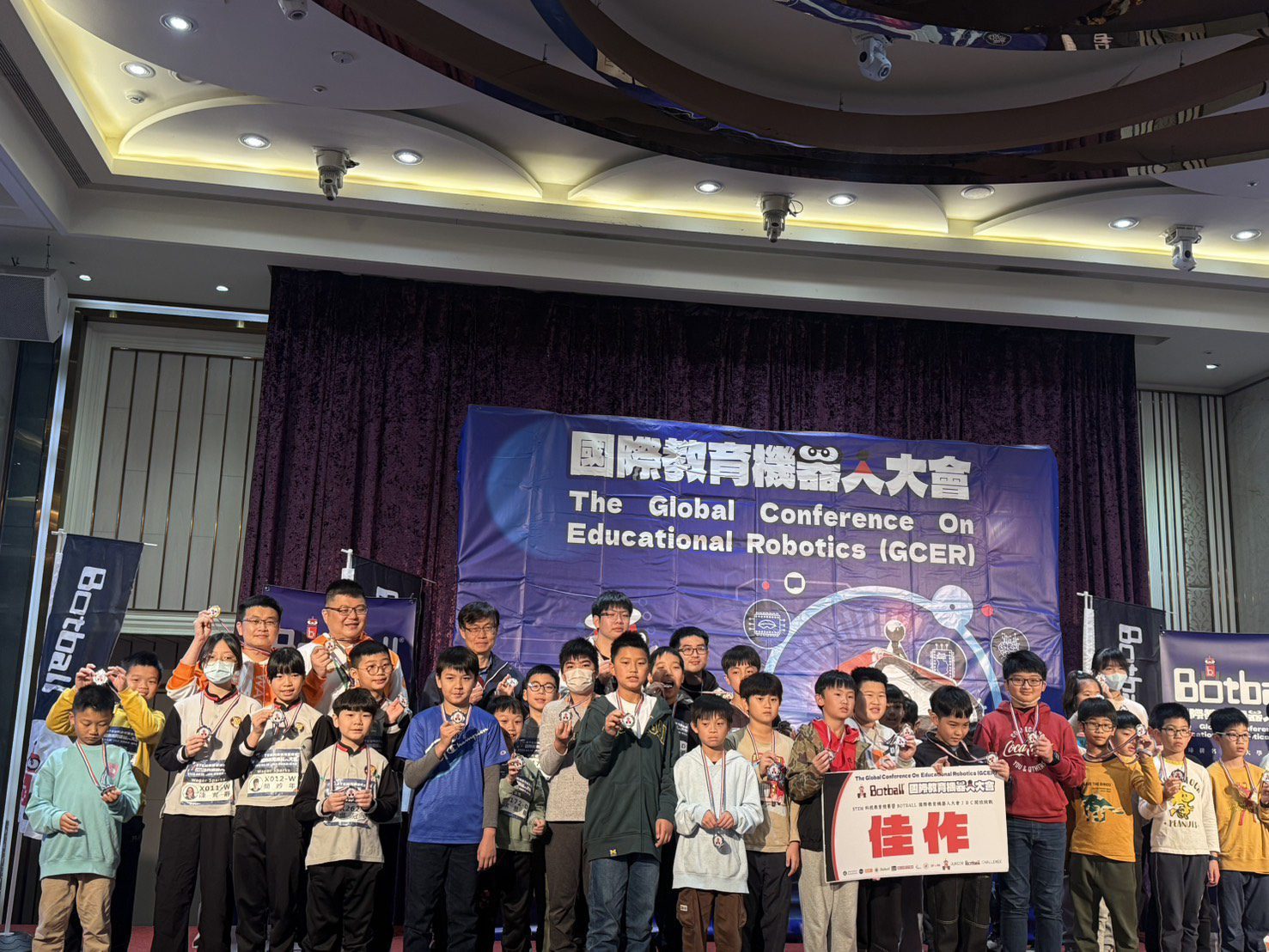 機器人大會JBC開放挑戰台中站登場　全國107組國中小隊伍同場競技