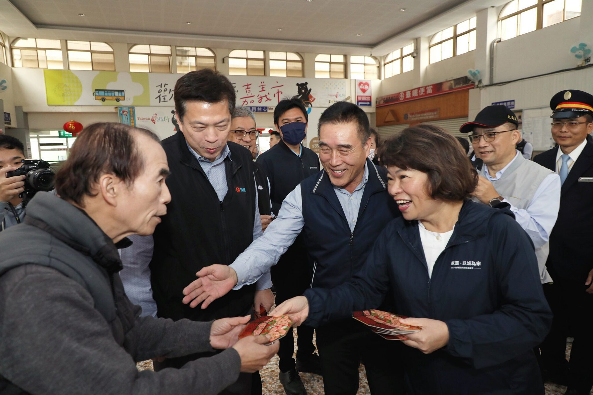 確保春節疏運安全 黃敏惠視察火車站、先期轉運中心 發送小紅包祝大家「新年快樂」 確保春節疏運安全 黃敏惠視察火車站、先期轉運中心 發送小紅包祝大家「新年快樂」