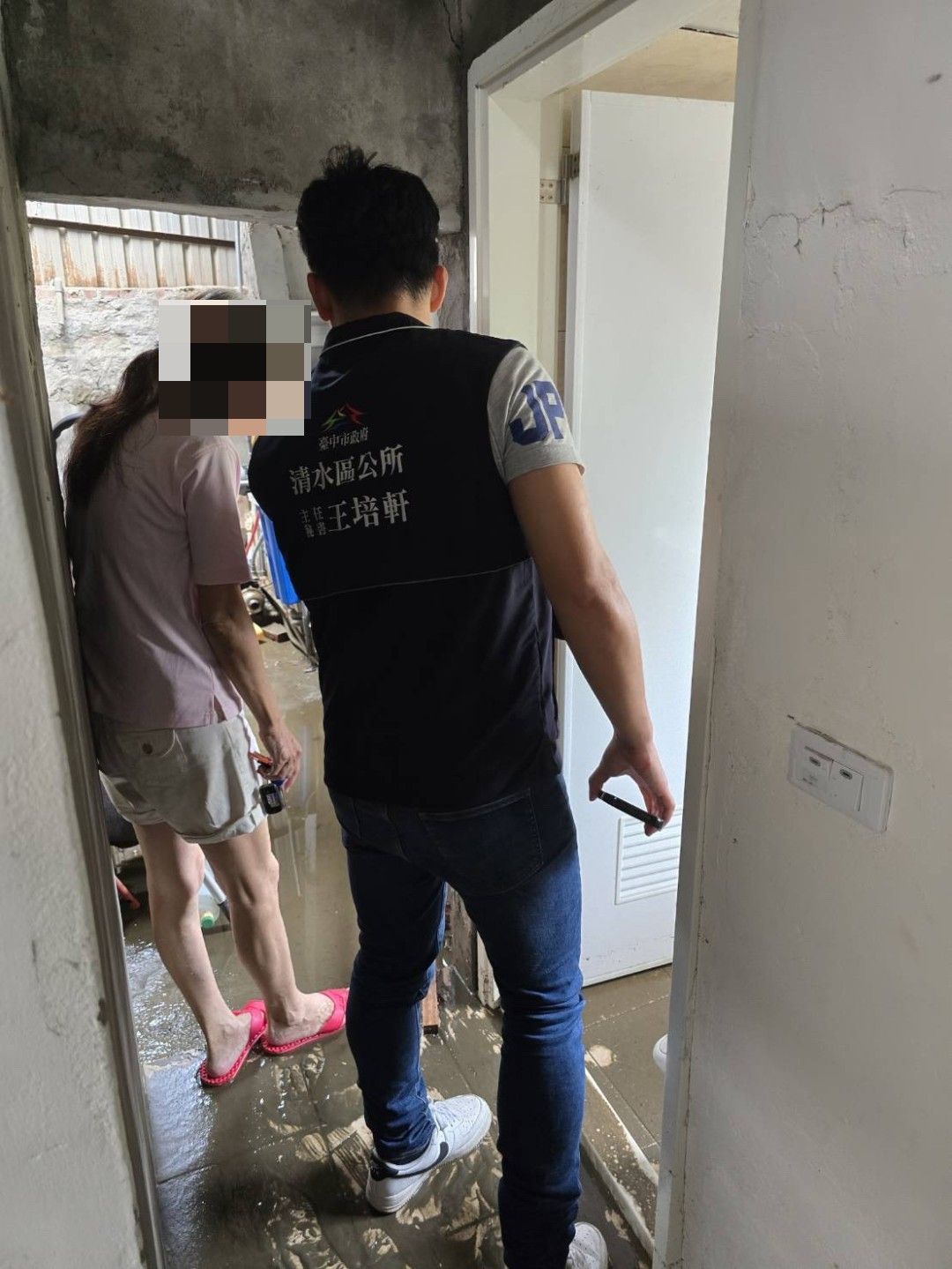 丹娜絲颱風強降雨致清水區一處民宅積水　民政局長：公所緊急協助撤離安置