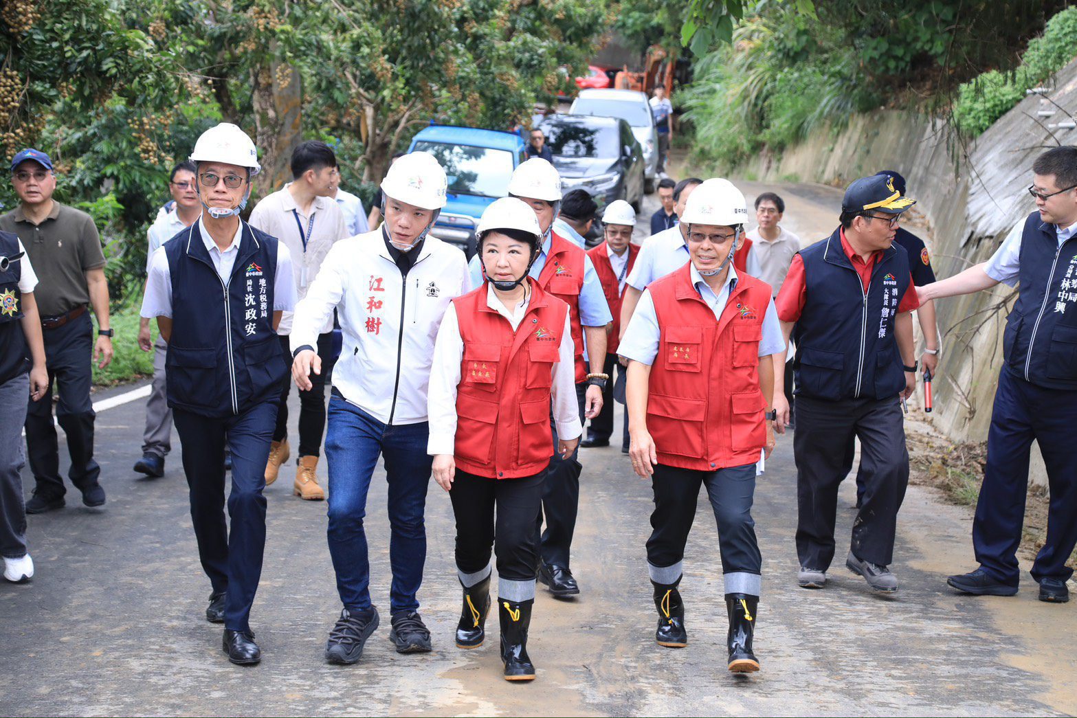 連日豪雨致台中霧峰暗坑巷災損　盧市長親赴關心搶修進度：全力保障市民安全