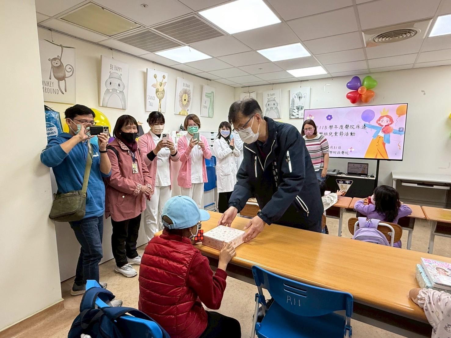 溫馨兒童節！台中教長暖心送愛陪伴住院學生讀繪本、做娃娃
