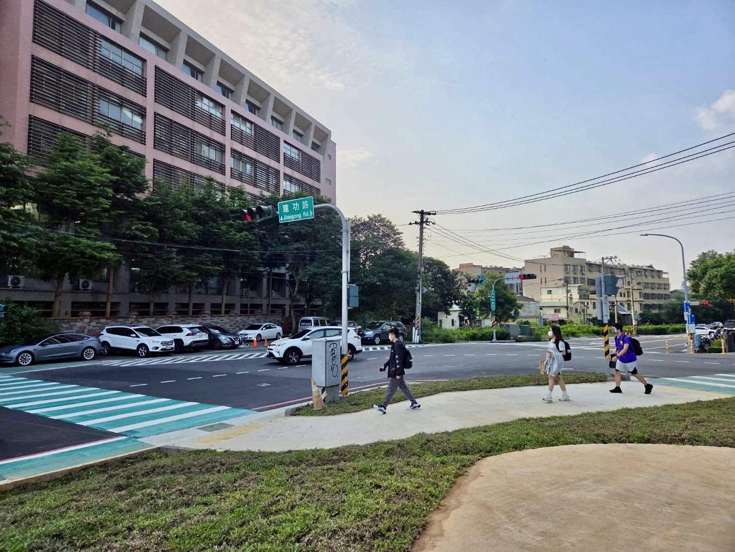 嶺東科大感謝市府貼心規劃！ 　「綠36用地」綠美化完工守護師生通行安全