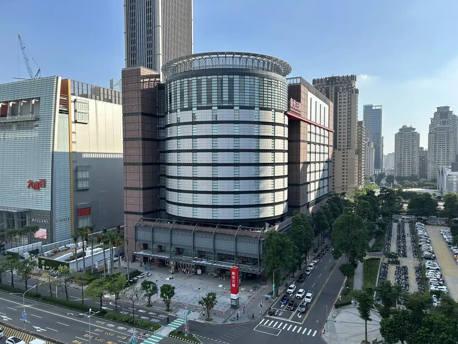 以公共安全為唯一標準 為消費安全把關 都發局：新光三越百貨台中店9月26日依規核准恢復使用　請其後續應依規維護建物合法使用和公共安全等