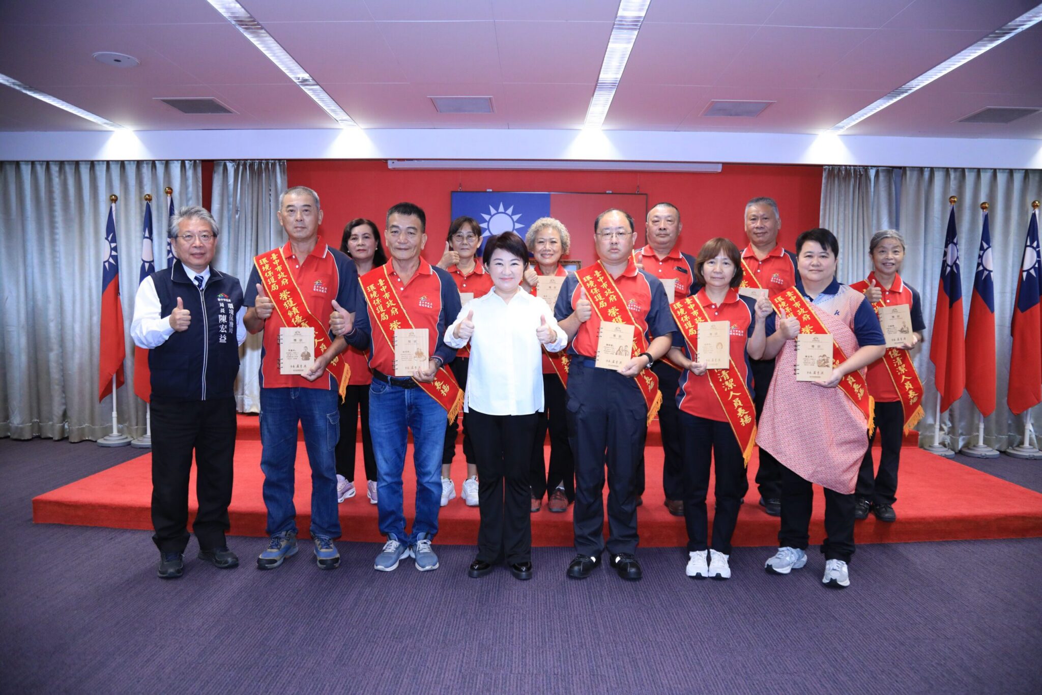 歡慶清潔隊員節! 盧市長表揚中市績優清潔隊員 歡慶清潔隊員節! 盧市長表揚中市績優清潔隊員