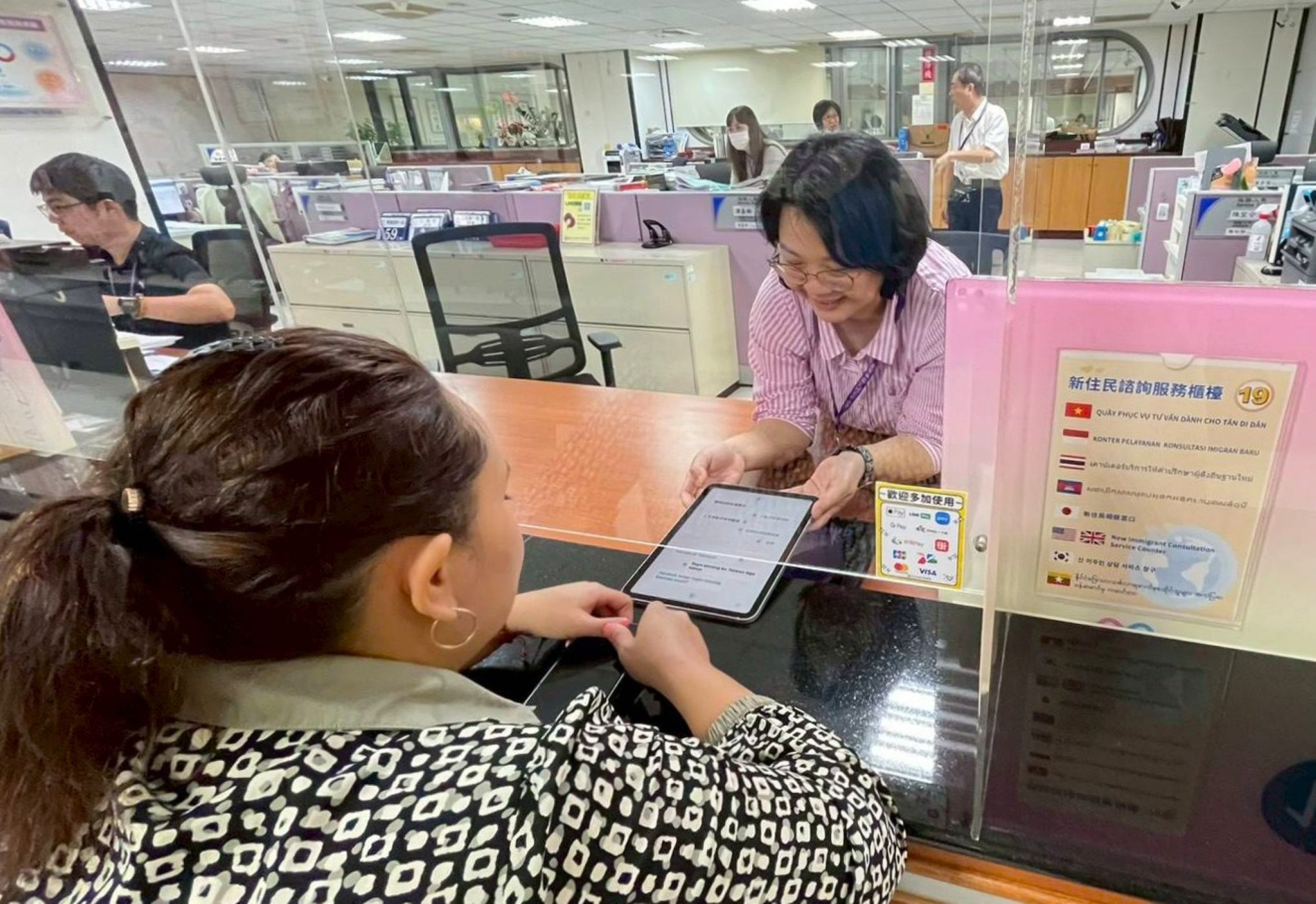 中市新住民諮詢服務櫃檯多語標示上線 民政局長:打造友善共融洽公環境 中市新住民諮詢服務櫃檯多語標示上線 民政局長:打造友善共融洽公環境