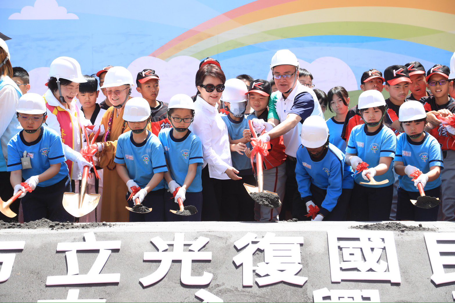 「給孩子一個禮堂計畫」再推進！　中市光復國中小活動中心動土  盧市長：拉齊教育資源