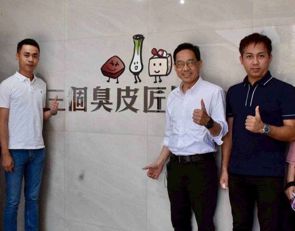 讓世界看見台中軟「食」力！　經發局長走訪酸菜魚食品廠 肯定青年創業力