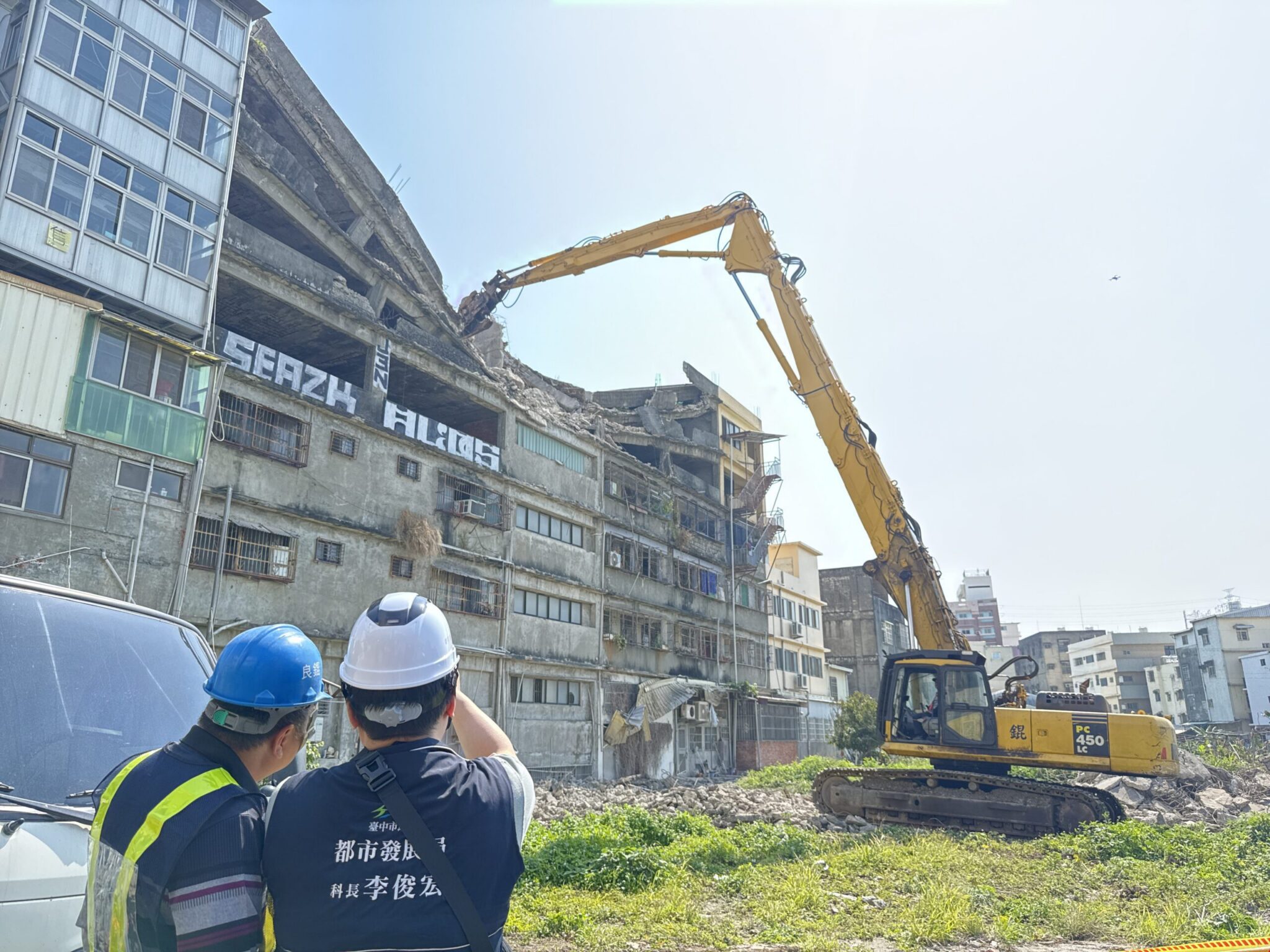 維護公安！清水老舊大樓5、6樓塌陷物清除　中市都發局今起連三天作業