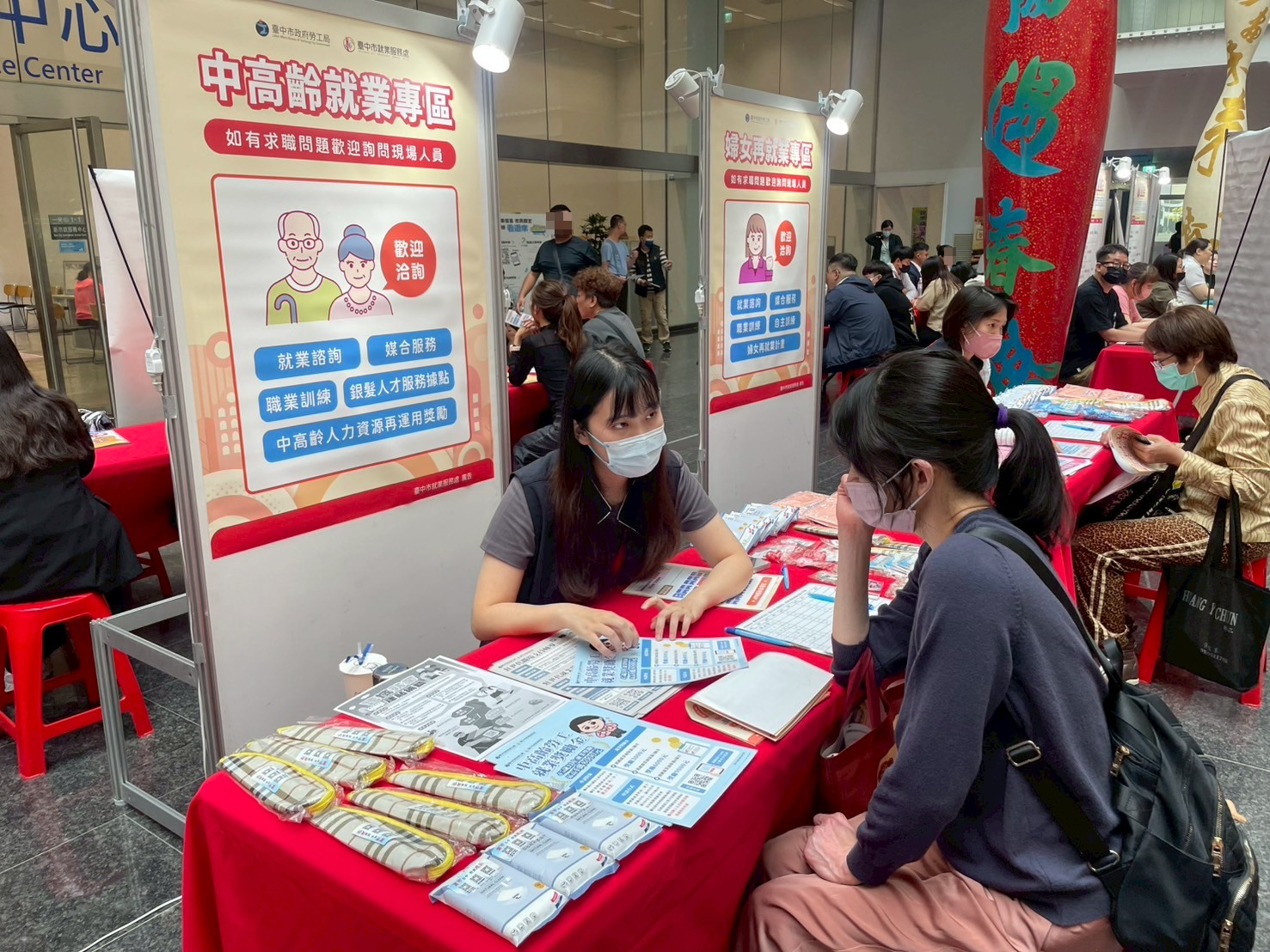 助求職者及新光三越受影響勞工就業　中市府辦百貨服務業徵才、初步媒合率達6成
