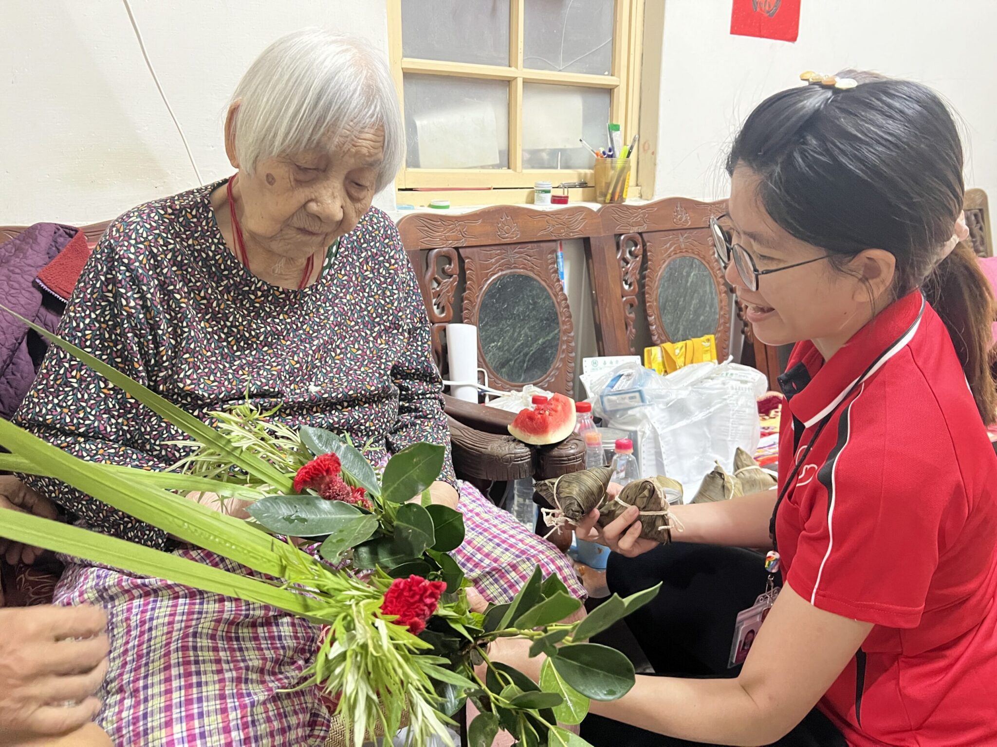 「不只顧肚子　連人生一起顧！」暖暖老人食堂端午飄粽香、送艾暖人心　陪伴偏鄉長者過節
