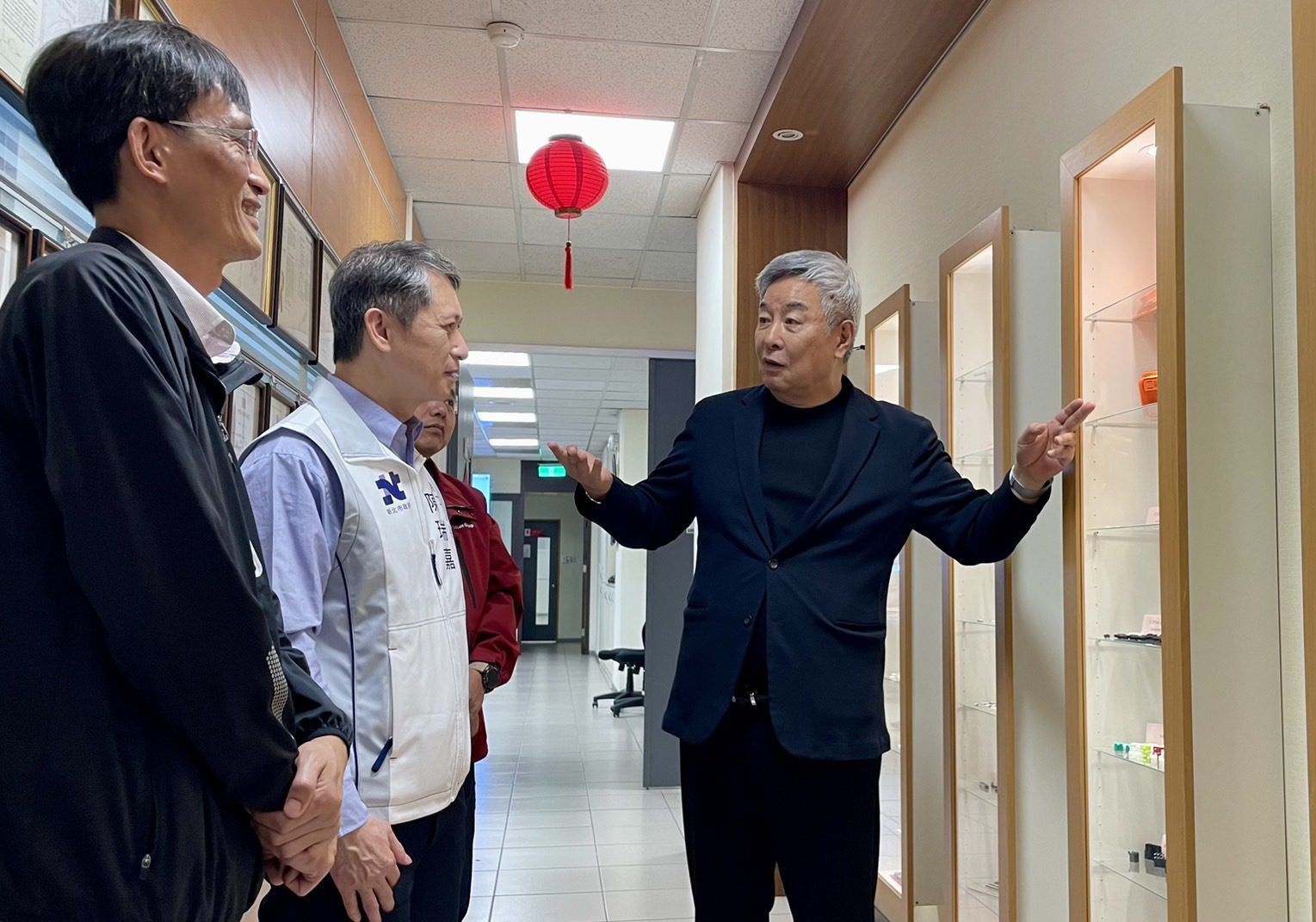 新北推「中高齡友善職場認證」　  報名即日起跑　勞工局長體驗「手眼不累」品檢作業