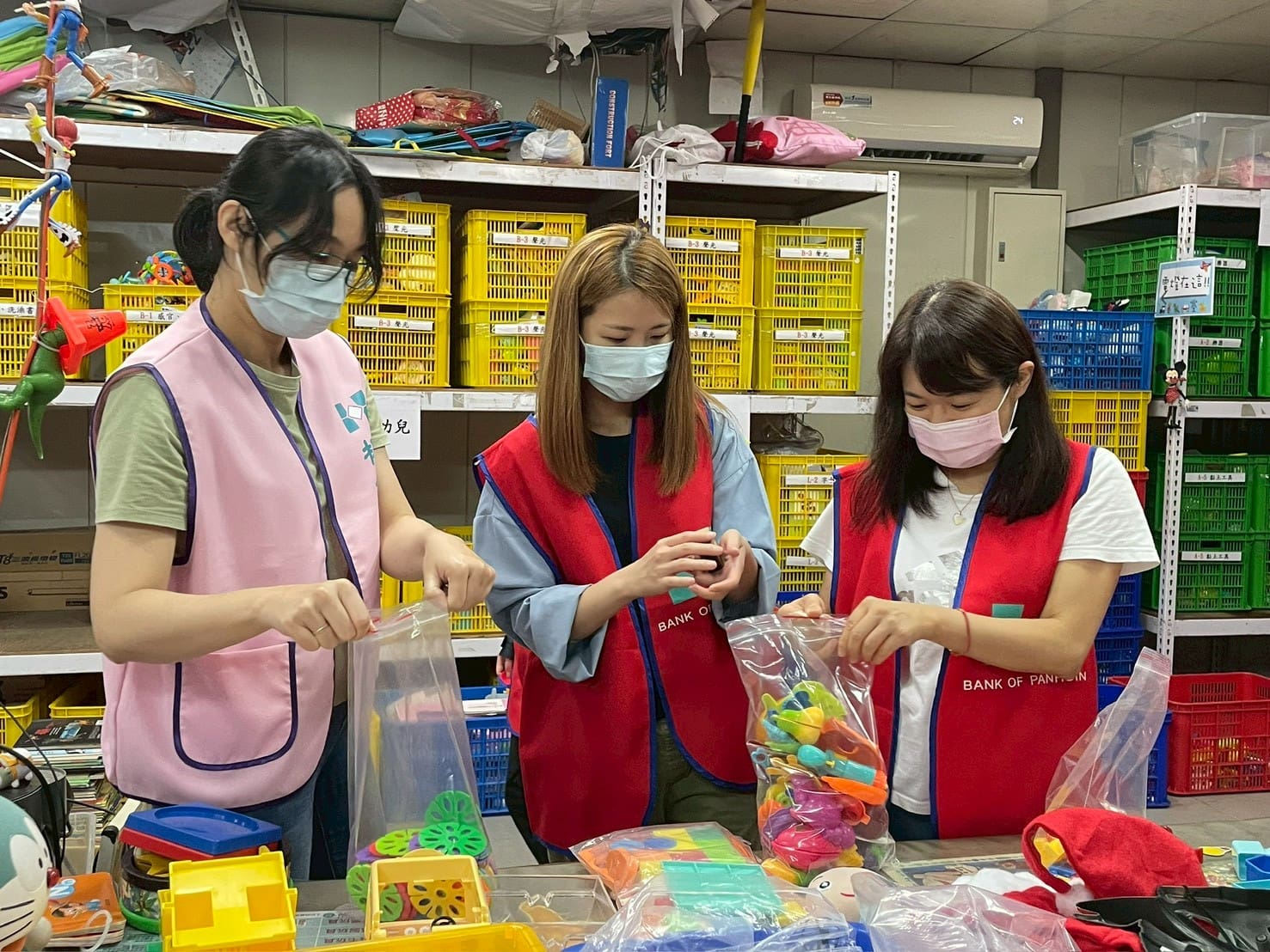 新北企業志工體驗　板信商銀員工進玩具銀行　讓玩具重生