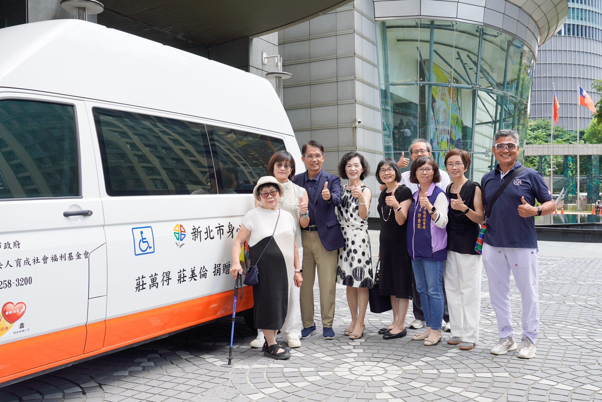 一輛車兩份愛　新莊區莊家捐高頂雙乘座位復康巴士