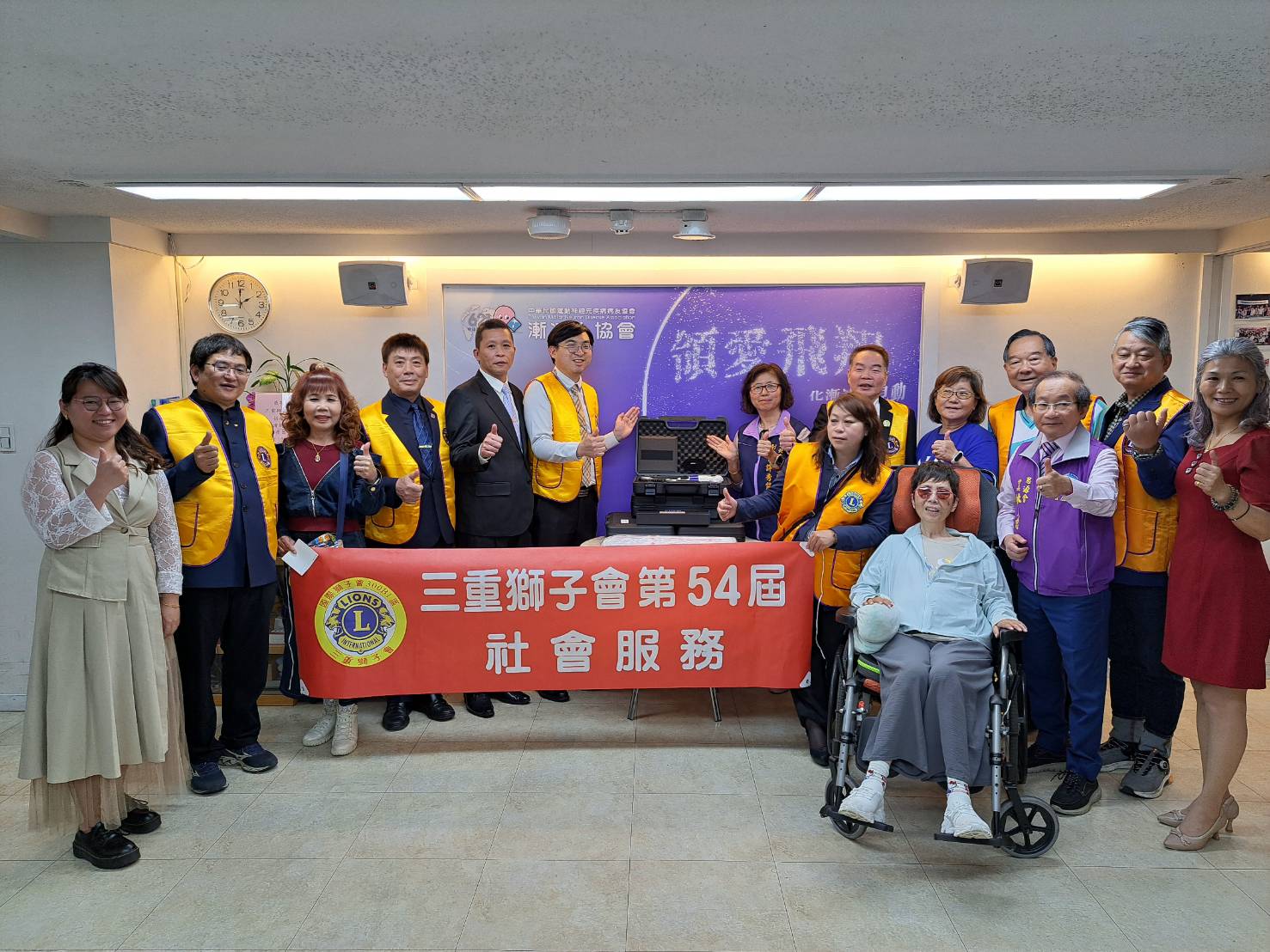 三重獅子會捐拍痰機、眼控滑鼠給漸凍人協會　協會憂心關稅影響捐款意願