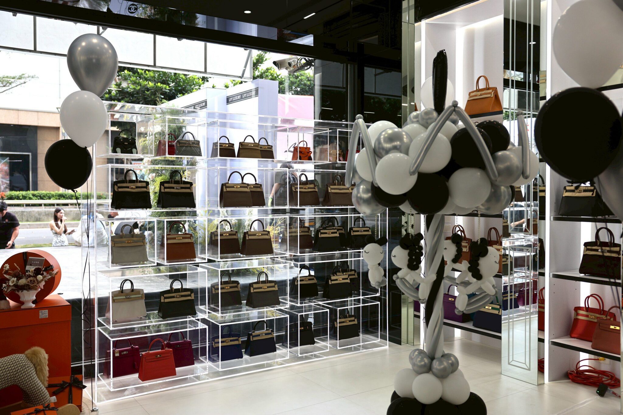 拉法葉二手名牌南台灣旗艦店,千款精品包現貨展示。讀者提供
