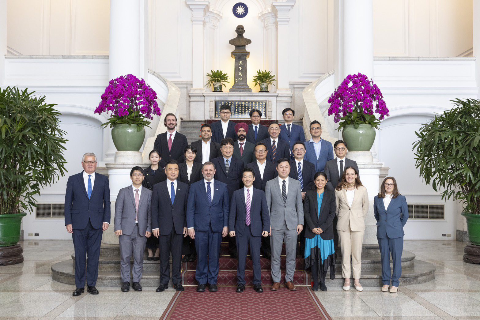 歐美外資高層拜會總統府遞交倡議書　力挺台灣邁向2050淨零轉型