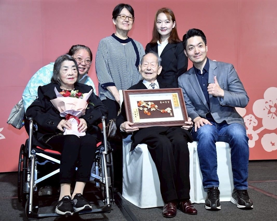 金婚長輩真愛動人 蔣萬安祝福母親節快樂添溫馨 金婚長輩真愛動人 蔣萬安祝福母親節快樂添溫馨