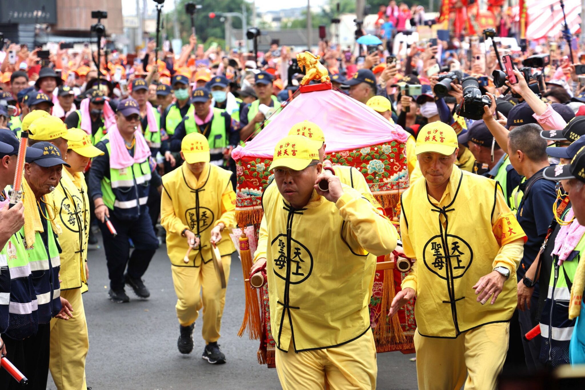 70萬信眾擁聖駕！白沙屯媽祖抵北港　張麗善、張嘉郡、丁學忠聯袂接駕祈福