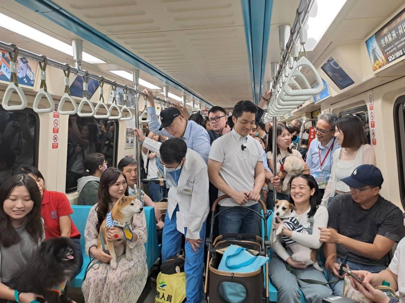 狗狗也能搭捷運！蔣萬安與導盲犬Ellie體驗友善列車