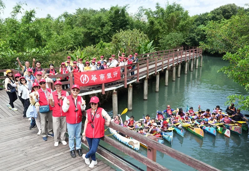 世界地球日北投小同學 打造了四艘獨⽊⾈在五分港溪撿垃圾「淨溪活動」