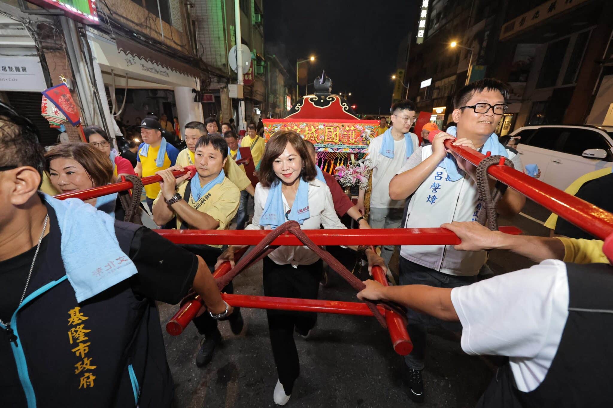 雞籠城隍文化祭夜巡遶境熱鬧登場　邱佩琳沿途分送鹹光餅為市民祈福