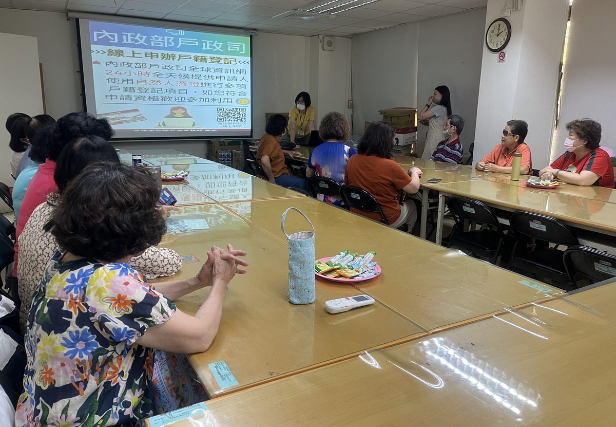 高雄市前鎮戶政事務所志工會報溫馨登場　手作香包慶端午