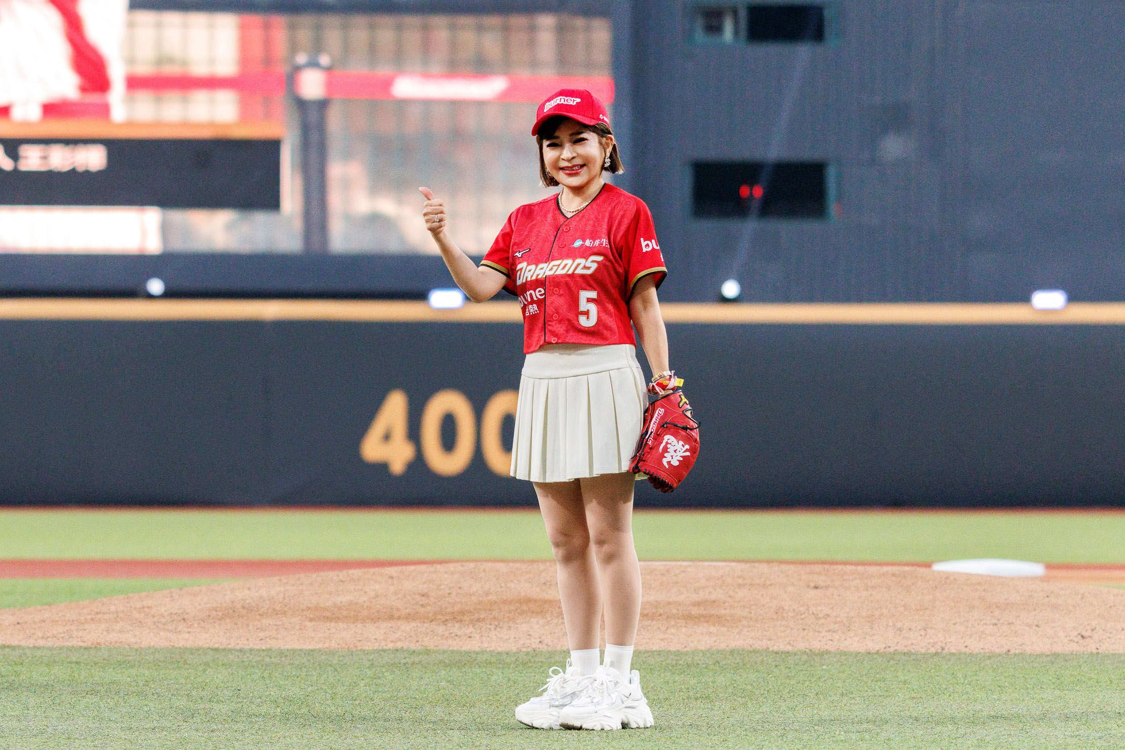 王彩樺擔任味全龍開球嘉賓 尬舞小龍女「逆天女團鉛筆腿」搶鏡
