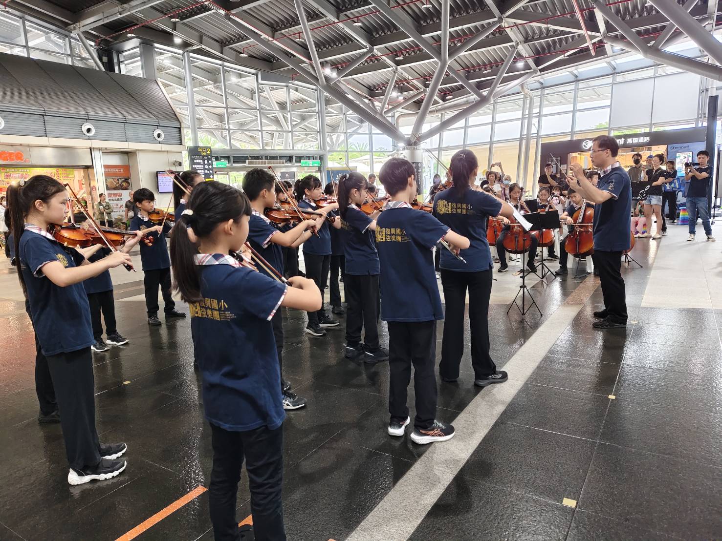 高鐵台南站弦樂快閃  學童傳遞悅耳音符