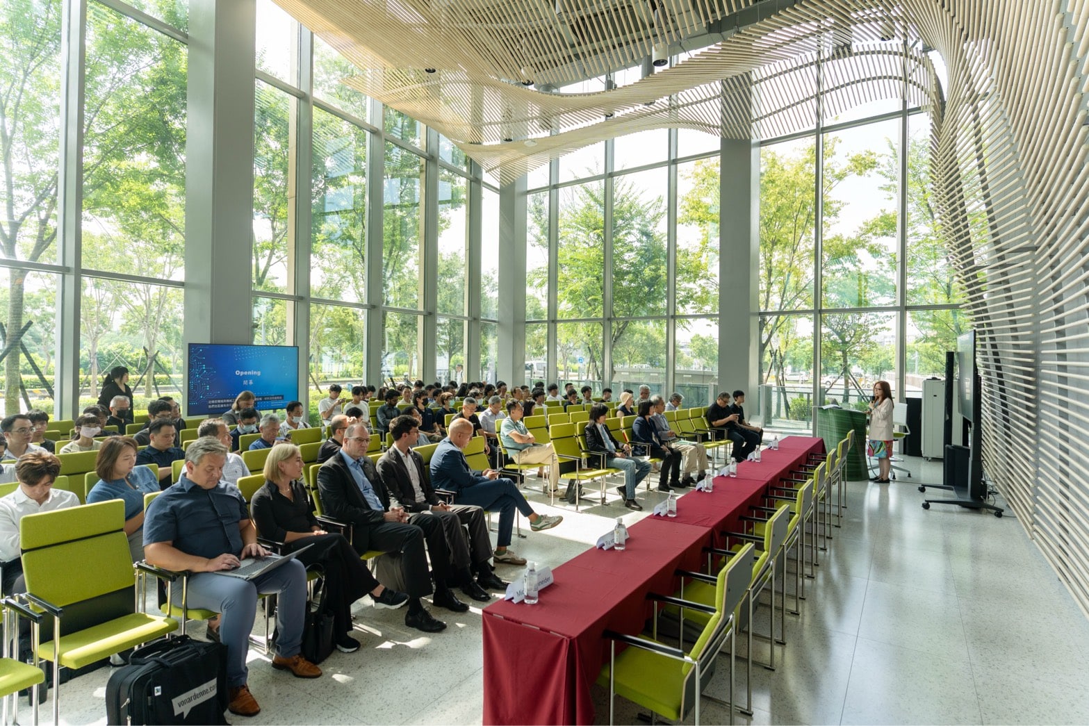 中市經發局攜在地企業接軌德國科研量能 先進光學半導體論壇深化產學交流 中市經發局攜在地企業接軌德國科研量能 先進光學半導體論壇深化產學交流