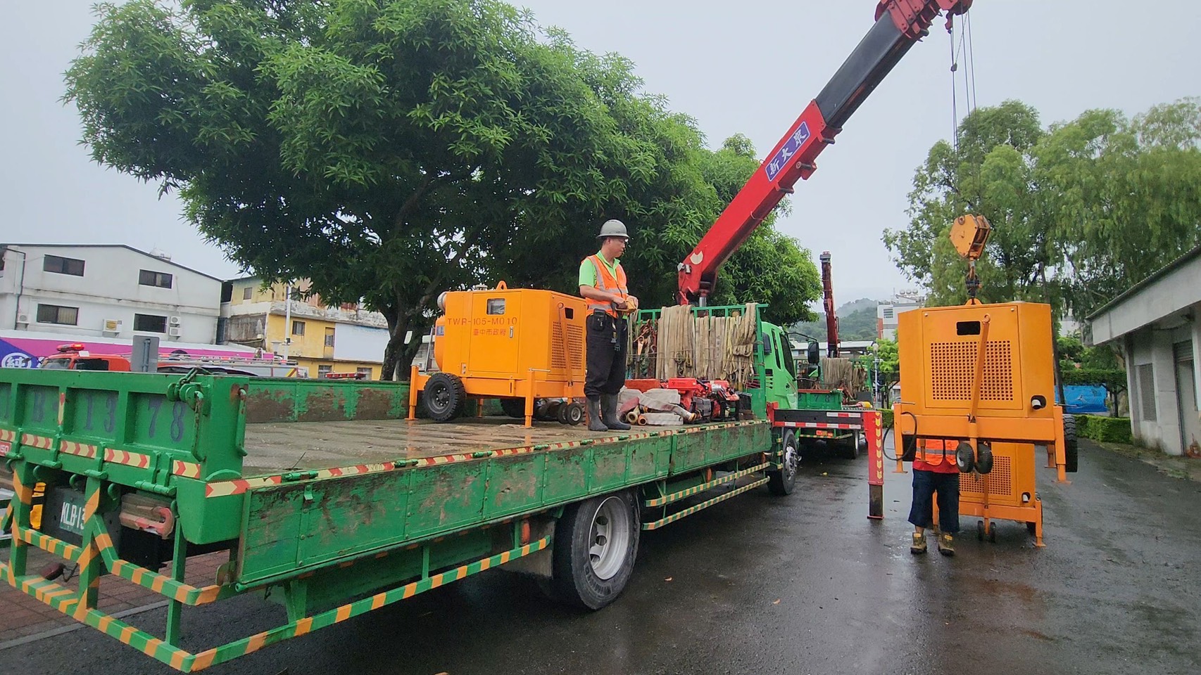 高雄豪雨積淹水　盧市長指示即刻馳援　中市27台抽水機具今南下救災