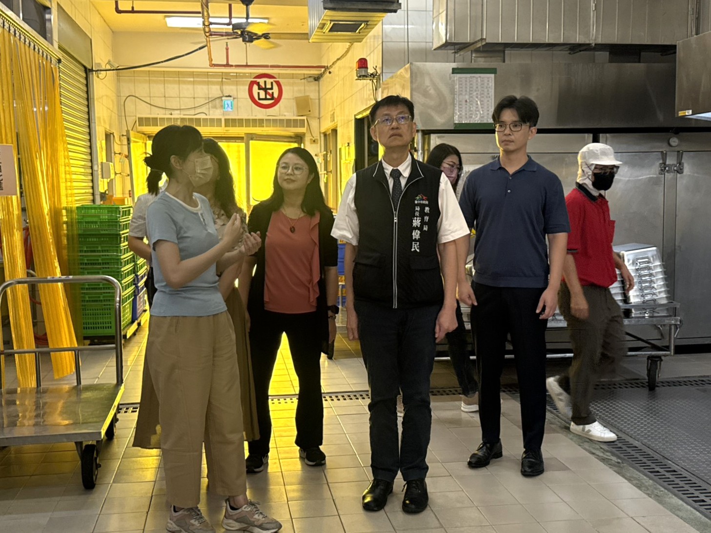 中市國中小免費營養午餐即將啟動！　教育局長視察學校午餐廚房情形 宣布開學供餐整備到位