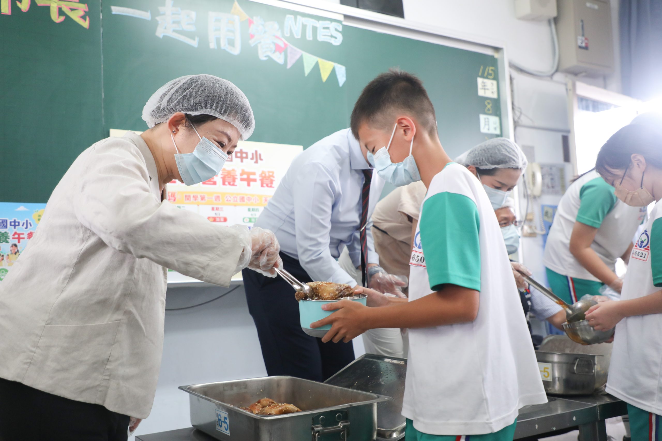 中市免費營養午餐啟航！　盧市長親為學生打菜並陪同用餐　開學週加碼雙主菜、首日迎「L形大雞腿」