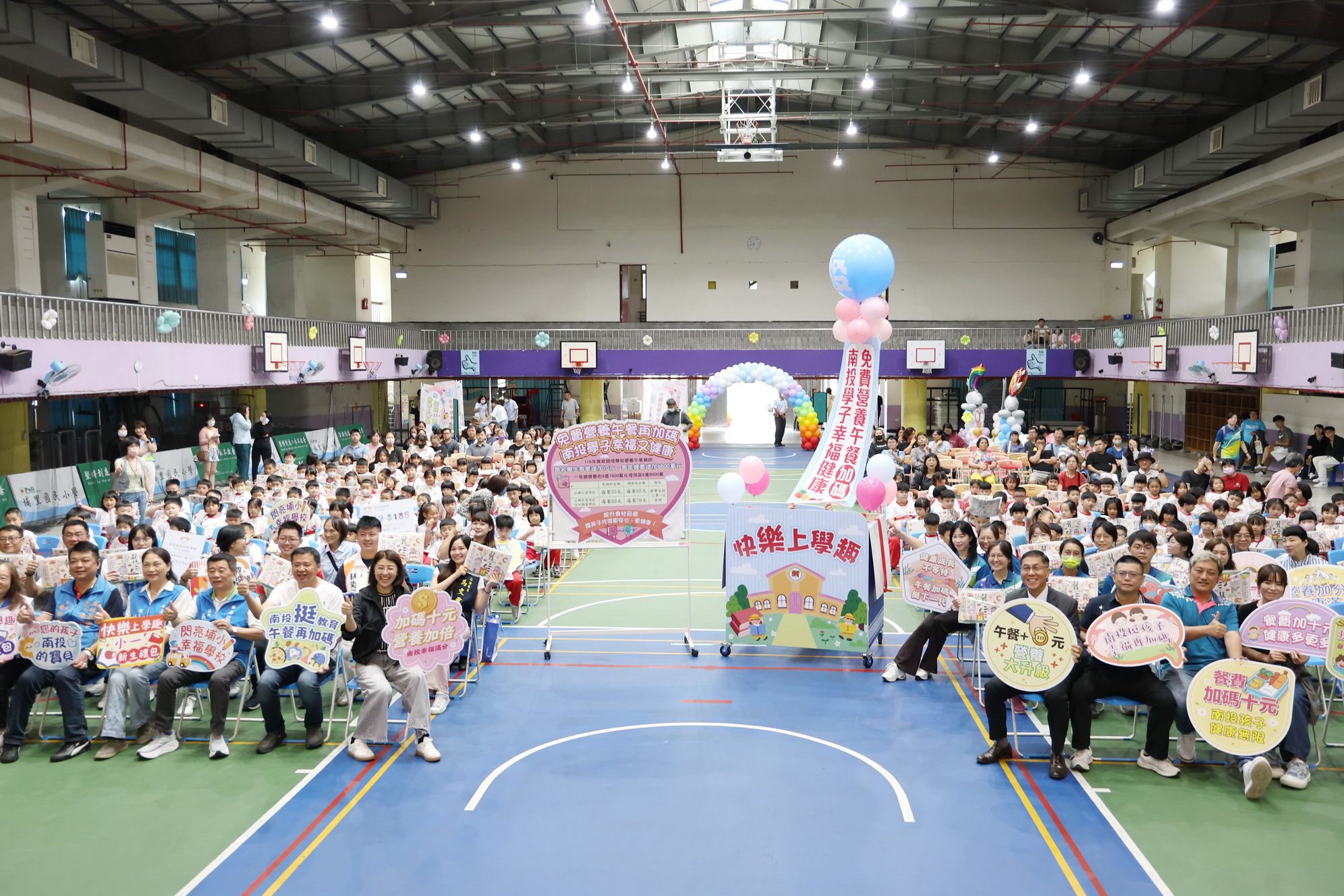 開學日許縣長親送新生開學禮包　宣布校園午餐補助調增10元