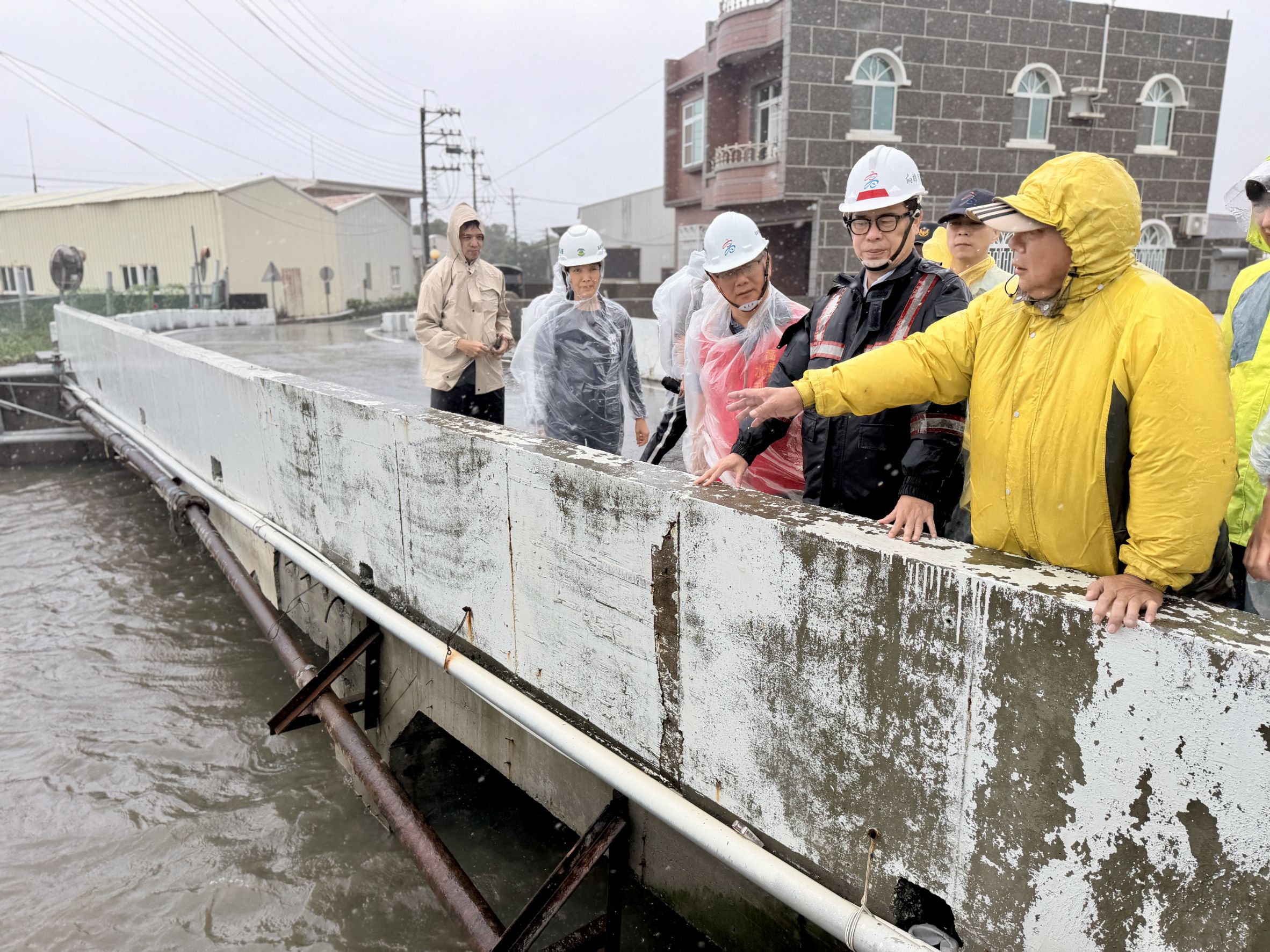 豪雨狂炸南台灣　台南、高雄、屏東週一停班停課