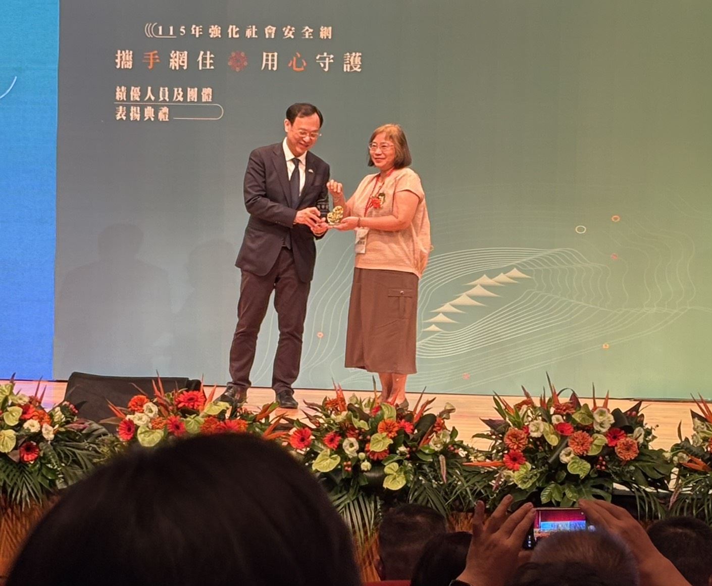 嘉縣社會局社工榮獲衛福部社安網績優人員　陪伴弱勢家庭翻轉未來