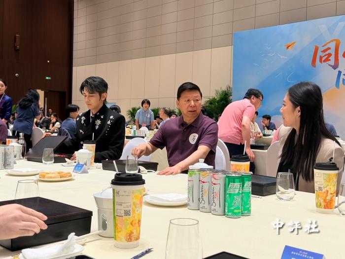 張榮恭、宋濤與兩岸青年圍桌餐敘共話家常 張榮恭、宋濤與兩岸青年圍桌餐敘共話家常