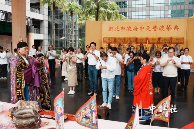 侯友宜主持新北中元普渡　供上“乖乖”祈福