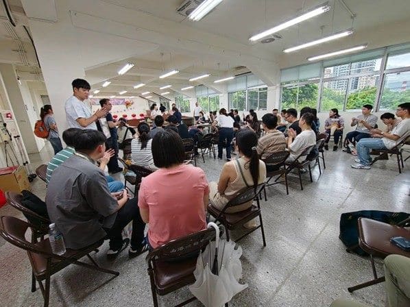 超狂聯誼！南港公所辦「潑漆派對」　單身男女合力作畫擦出愛火