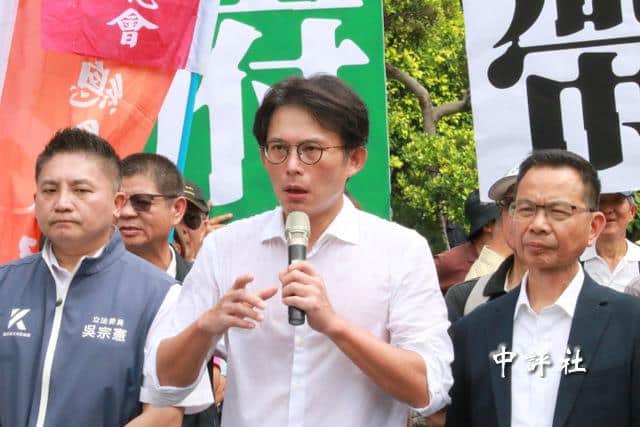 沒錢買禮盒？黃國昌嗆賴拿公益團體當遮羞布