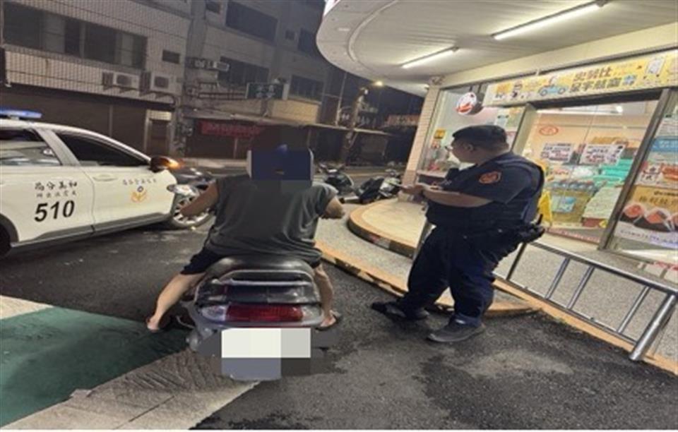 八旬老翁深夜迷途　暖警護送返家