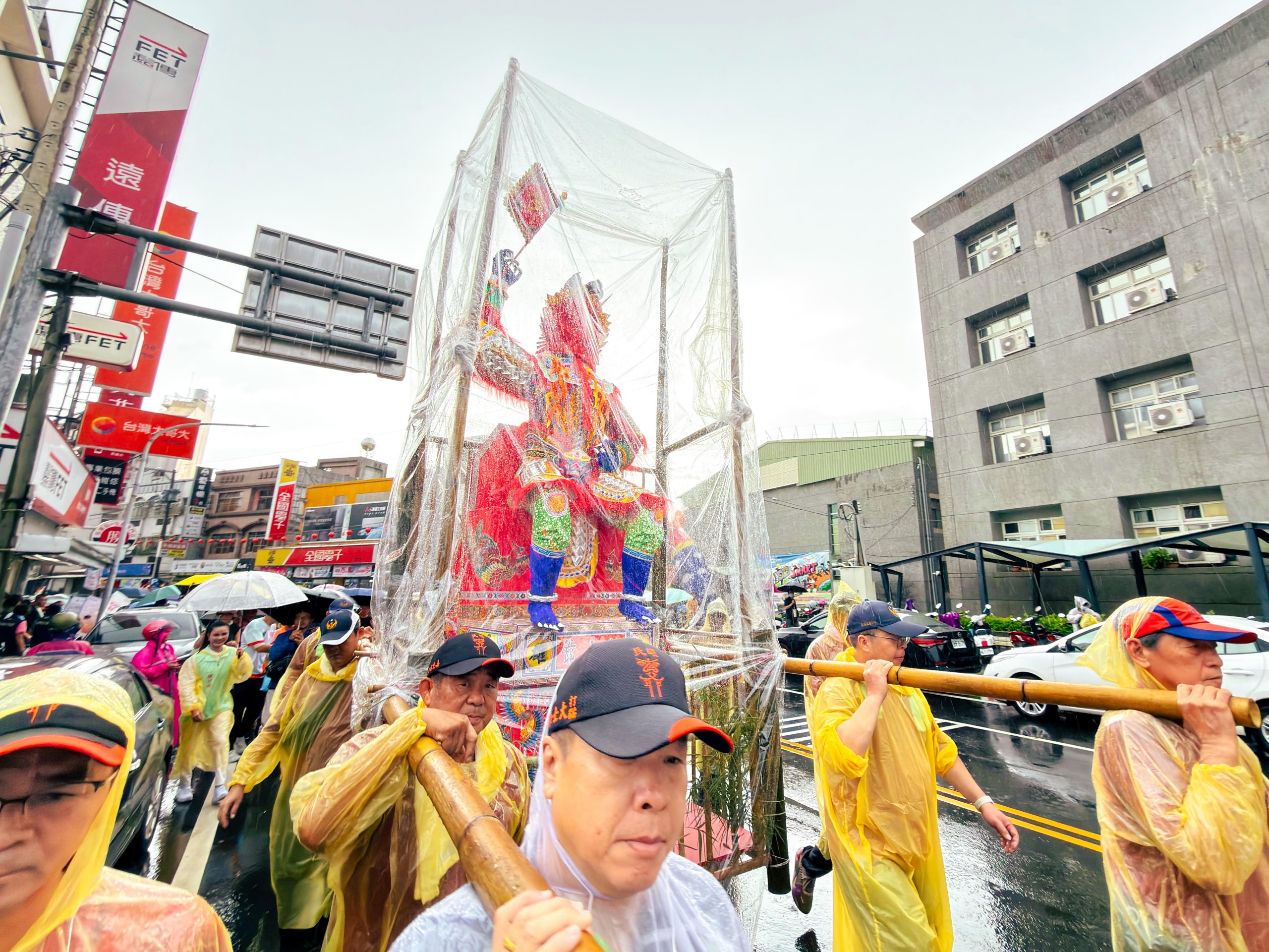 大士爺神尊穿雨衣　大雨澆不熄創意踩街熱情